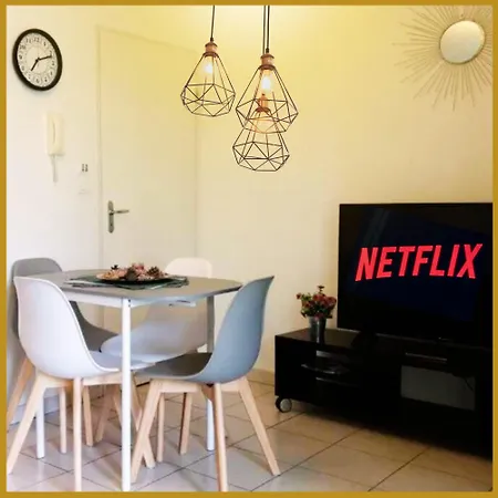 Le - Parking - Vue Piscine - By * 蒙托邦