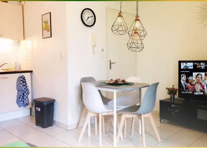 Le - Parking - Vue Piscine - By アパート モントーバン